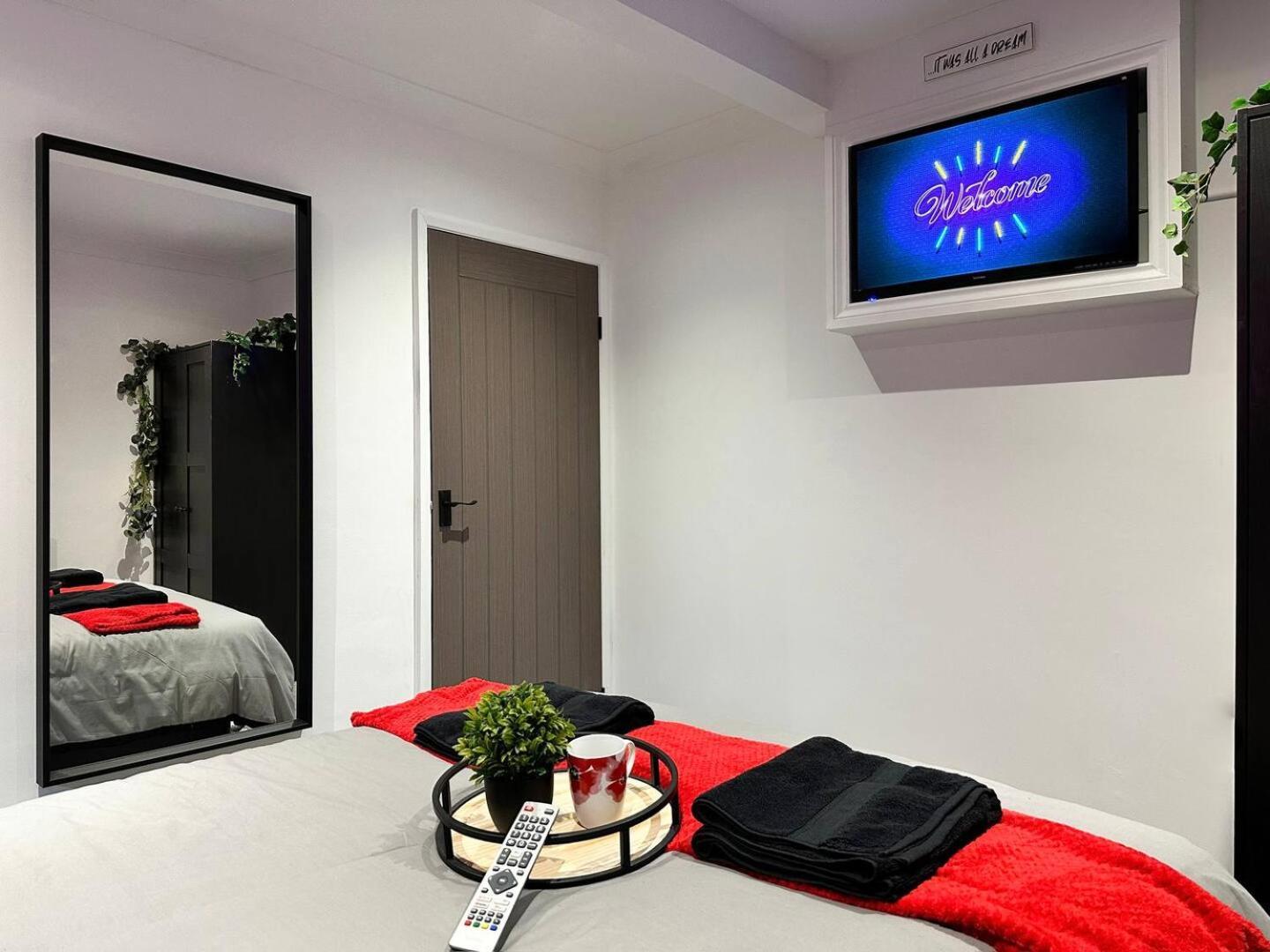 Boutique Backyard Bungalow - Brimsdown Энфилд Экстерьер фото